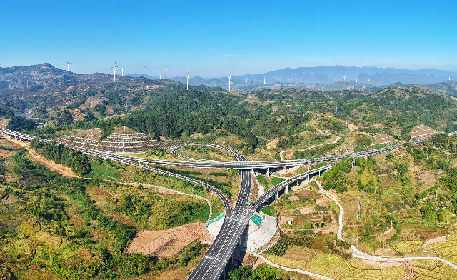 恭城互通四通八達(dá)，架起少數(shù)民族地區(qū)高質(zhì)量發(fā)展的希望。 (1).jpg